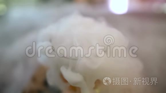 在酒保准备饮料的时候用干冰视频