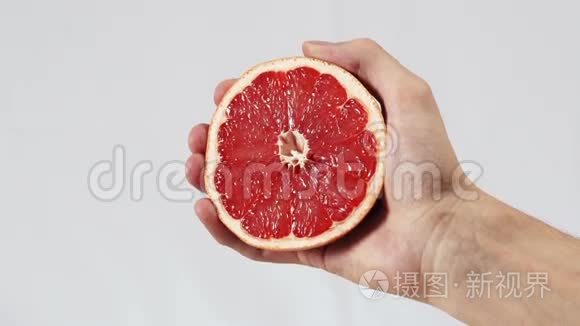柚子，用手捏出果汁特写.