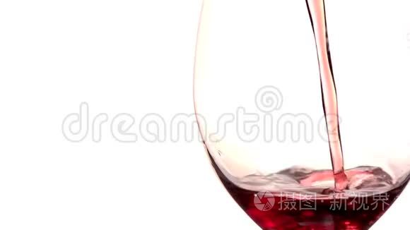 红酒倒入白色背景的玻璃杯中视频