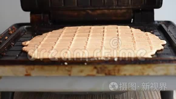 在白天用华夫饼机制作新鲜面团视频