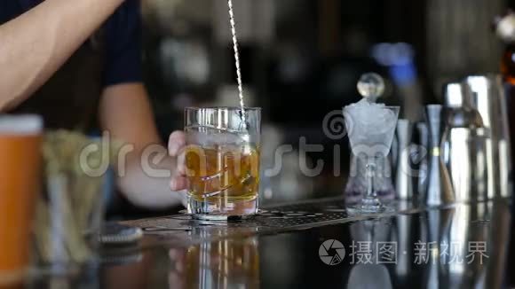 酒保在玻璃杯里搅动岁月和酒精视频