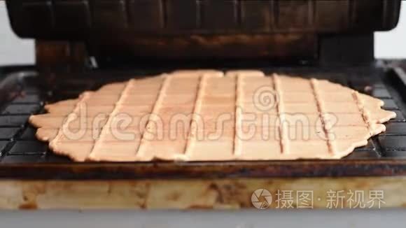 在白天用华夫饼机制作新鲜面团视频