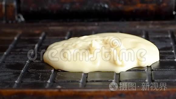 在白天用华夫饼机制作新鲜面团视频