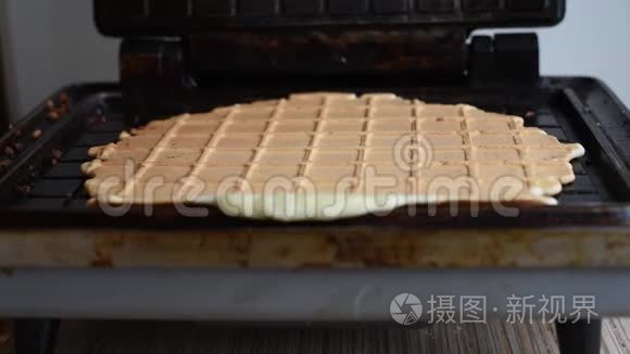 在白天用华夫饼机制作新鲜面团视频