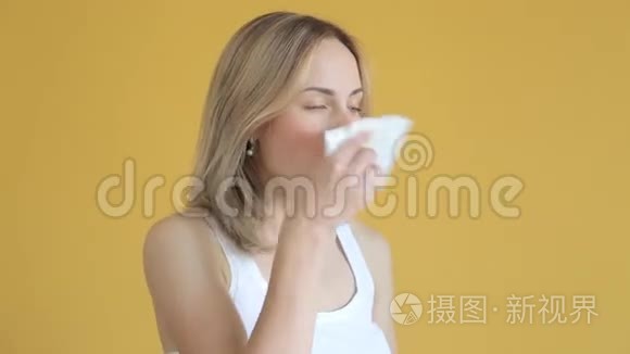 生病的女人在床上用纸巾吹鼻子