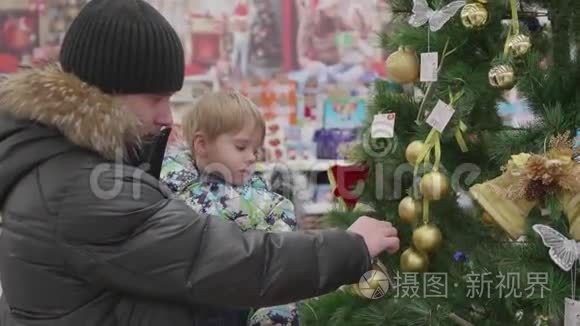 出售玩具和圣诞树直到圣诞节。 超市里的人在新年前购物。 圣诞礼物