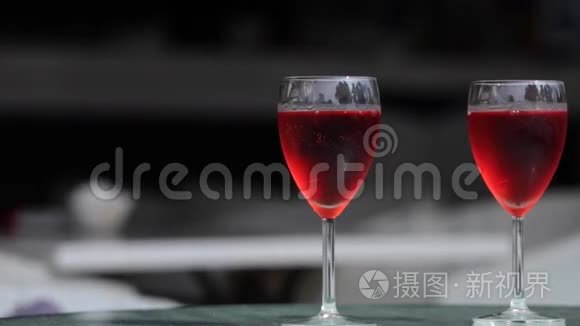 两杯玫瑰酒深色背景视频