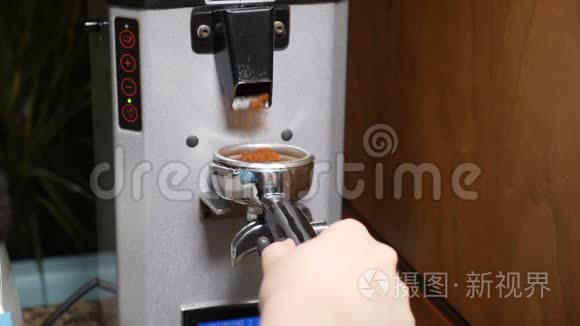 现代和替代的咖啡制作方式。靠近咖啡师手工煮咖啡。 加入磨碎的咖啡