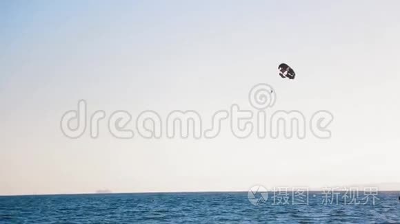 船把降落伞拉到海里视频