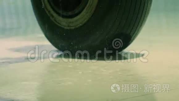 降落轮下的大型雨滴视频