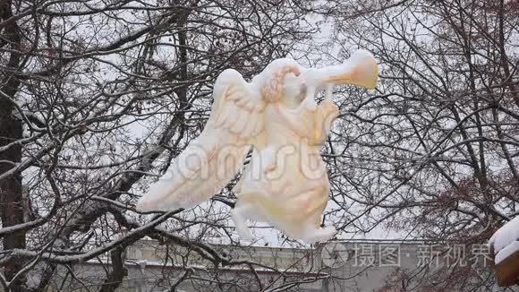 圣诞城大雪纷飞的天使雕像剪影视频