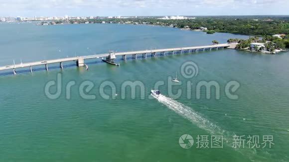 横渡海洋的街桥鸟瞰图视频