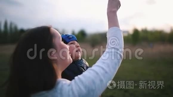 女孩给宝宝看天空中的东西