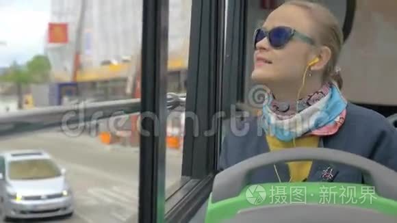 乘坐双层巴士在城市旅行的妇女视频