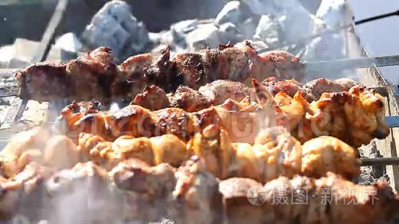 多汁的烤肉串用串烧起来视频