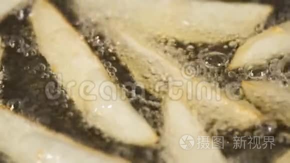 土豆片用油煎锅煎，慢动作