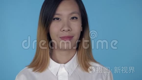 韩国快乐女性展示手势你好视频