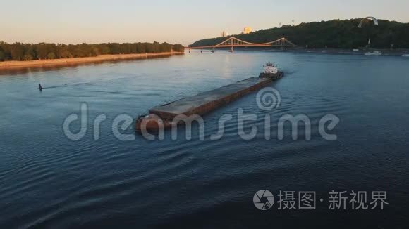 日落时分，沿着城市港口附近的河流航行