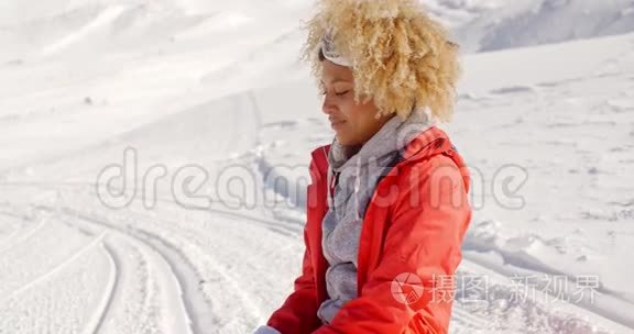 在白雪皑皑的小山上，靠近快乐的女人