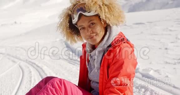 在白雪皑皑的小山上，靠近快乐的女人