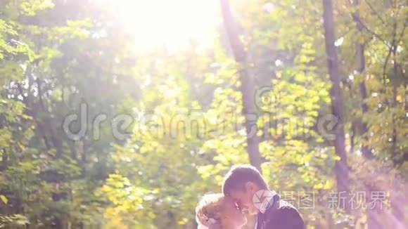 新郎新娘在森林里接吻
