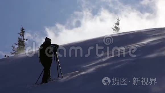 摄影师在冬山工作视频