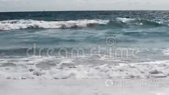 沙滩海浪低镜头加州圣莫尼卡视频