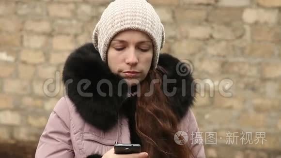 女人在智能手机上写冬装短信视频
