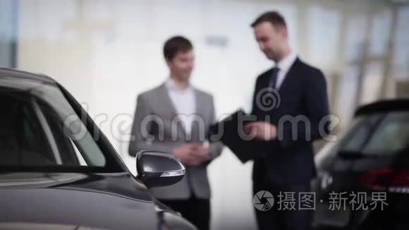 汽车经销商协助客户的汽车展视频