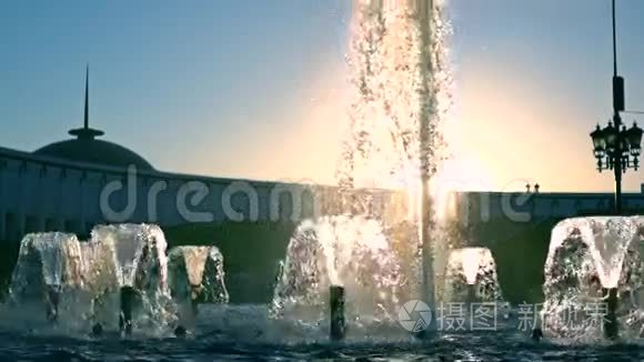莫斯科胜利公园的喷泉在日落。 超级慢动作视频