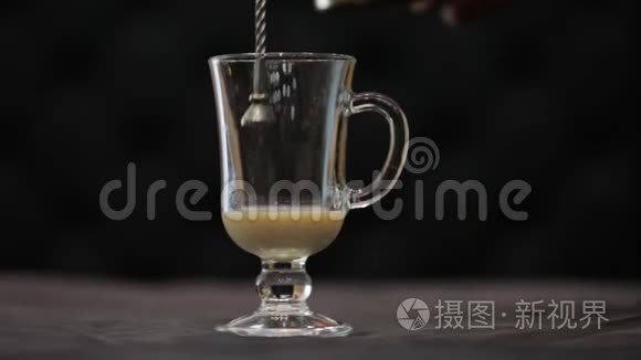 咖啡制作过程浓咖啡杯和咖啡机调酒师制作早晨浓咖啡