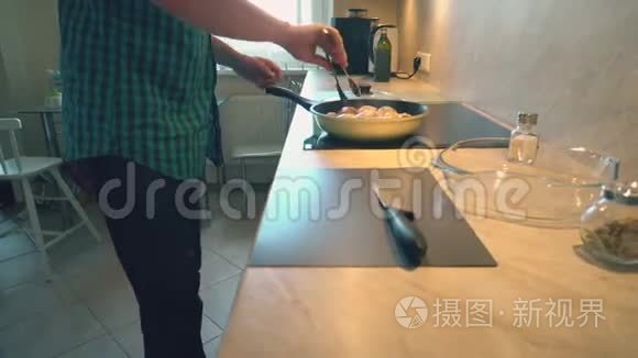 父亲为他的孩子们做鸡腿饭视频