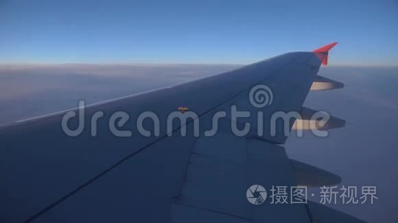 从飞机窗口看到蓝天和地平线的喷气式飞机翼