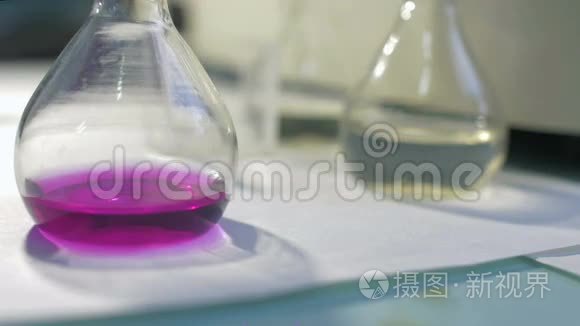 化验师将液体倒入实验室视频