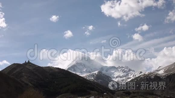 古寺的圣三一盖尔盖蒂的背景白云飘和卡兹别克山。 格鲁吉亚，高加索。