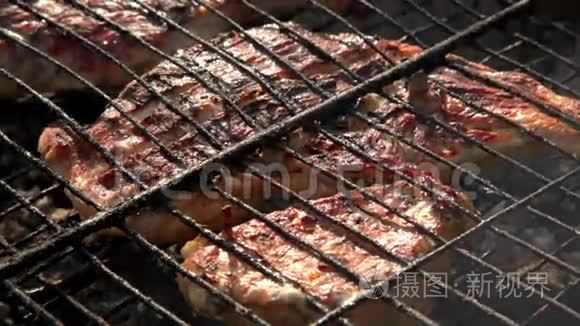 烤架上的火鸡胸肉牛排视频