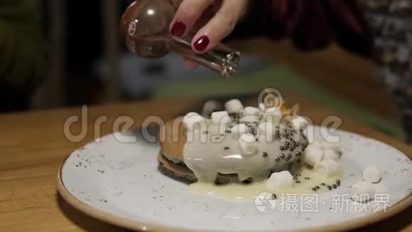 加白的煎饼是用巧克力倒的。 带浆果和奶油的甜点