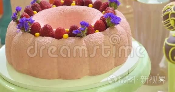 白色节日桌上的彩色蛋糕片视频