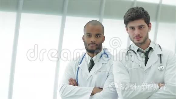 两名身穿医用礼服的年轻医生的画像