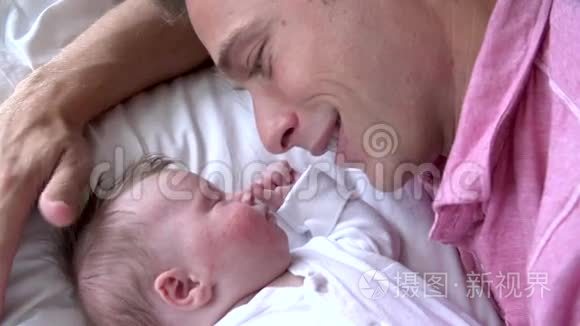 父亲在床上亲吻女儿的慢动作序列
