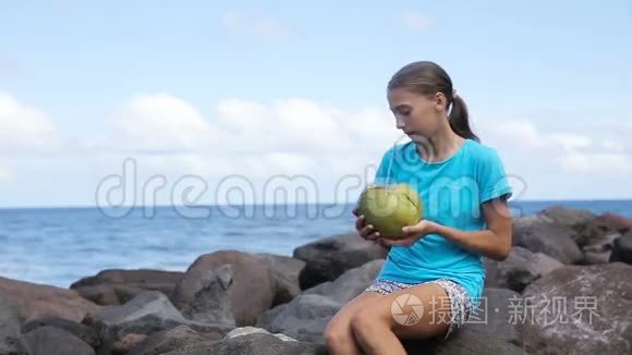 十几岁的女孩喝椰子汁视频