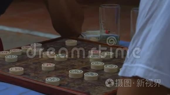 男子在街头玩棋盘游戏视频