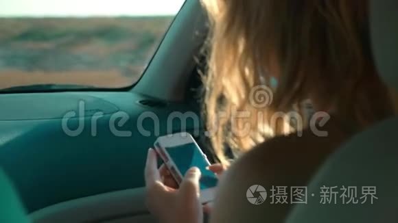 手持智能手机的女车乘客视频