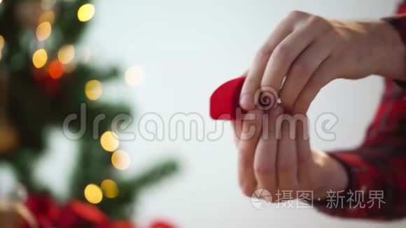手拿钻石戒指圣诞礼品盒视频