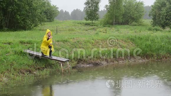 农夫喂鱼雨视频