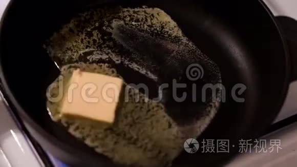 煎锅中黄油煎蛋的特写延时视频视频