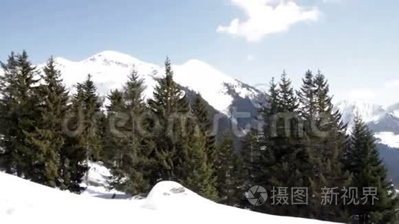 有小木屋和松树的雪山