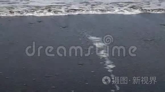 沙滩海浪泡沫近景拍摄视频