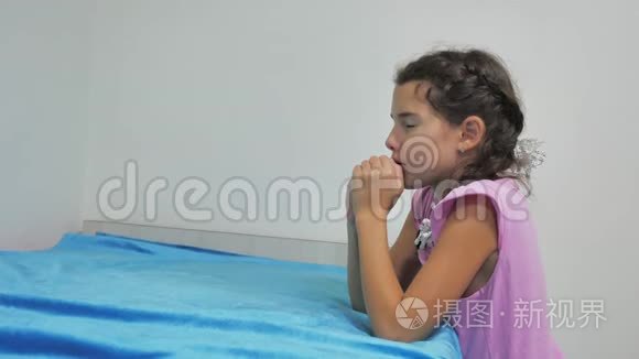 少女睡前祈祷. 跪在女孩子的床边,祈祷信仰的宗教短视频