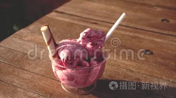 木质背景上带有樱桃味的美味油炸冰淇淋